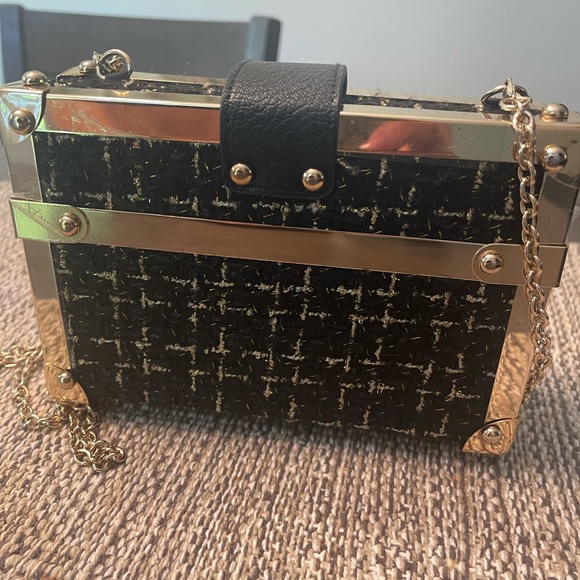 Black and gold evening bag with gold detachable chain - Picture 3 of 6